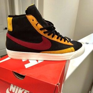 NIKE BLAZER MID 77 BLACK TEAM RED UNIVERSITY GOLD (WOMEN'S) Size 11